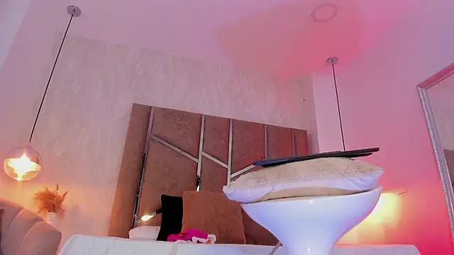 Martinaa Jones  online show from 15, 4, 2026