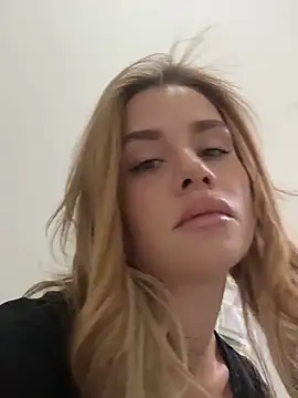 EmiliaCatalina online show from 1, 11, 2025