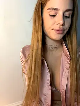 EmiliaCatalina online show from 18, 11, 2025