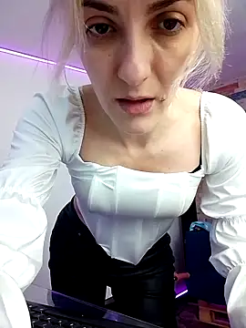 Snapshot of RileyLanna chatting on 10, 10, 2025 RileyLanna online show from 10, 10, 2025