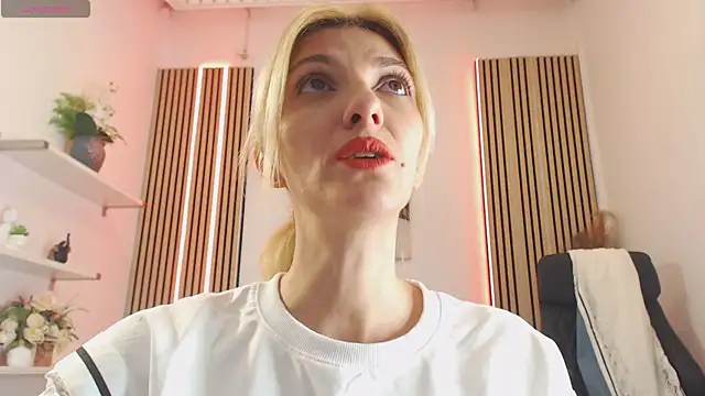 Snapshot of RileyLanna chatting on 10, 11, 2025 RileyLanna online show from 10, 11, 2025