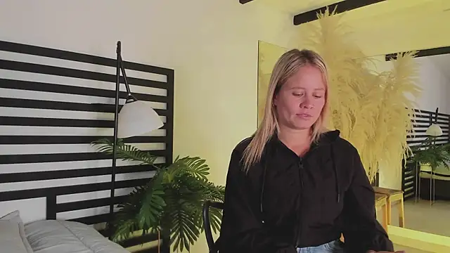 stefanny ruiz  online show from 21, 12, 2024