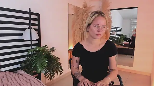 stefanny ruiz  online show from 26, 1, 2025