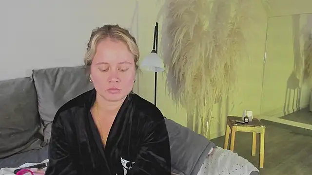 stefanny ruiz  online show from 24, 2, 2025