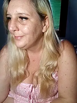 Snapshot of BecciDeluxe chatting on 4, 5, 2026 BecciDeluxe online show from 4, 5, 2026
