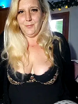 Snapshot of BecciDeluxe chatting on 8, 5, 2026 BecciDeluxe online show from 8, 5, 2026