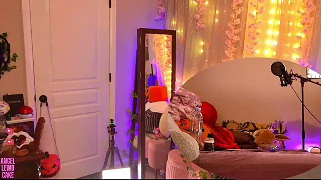 Snapshot of Angel-Lewd-Cake chatting on 25, 10, 2025 Angel-Lewd-Cake online show from 25, 10, 2025