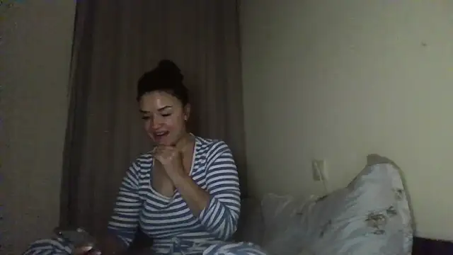 Snapshot of Linusya chatting on 15, 11, 2025 Linusya online show from 15, 11, 2025