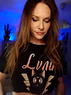 Snapshot of Luna_Kitanna chatting on 9, 9, 2025 Luna Kitanna online show from 9, 9, 2025