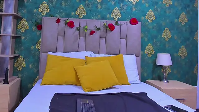 Snapshot of SuzanSmithh chatting on 7, 11, 2025 SuzanSmithh online show from 7, 11, 2025