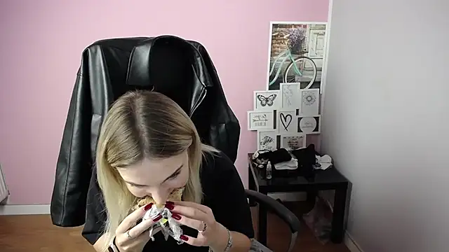 Snapshot of viktoria_lovely chatting on 22, 10, 2025 viktoria lovely online show from 22, 10, 2025