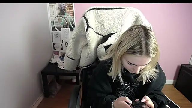 Snapshot of viktoria_lovely chatting on 18, 12, 2025 viktoria lovely online show from 18, 12, 2025