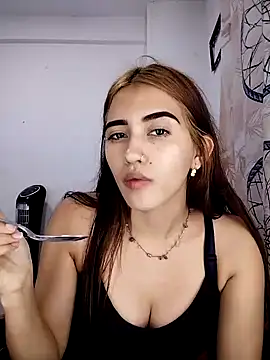 Snapshot of karol_cortes_18 chatting on 5, 12, 2024 karol cortes 18 online show from 5, 12, 2024