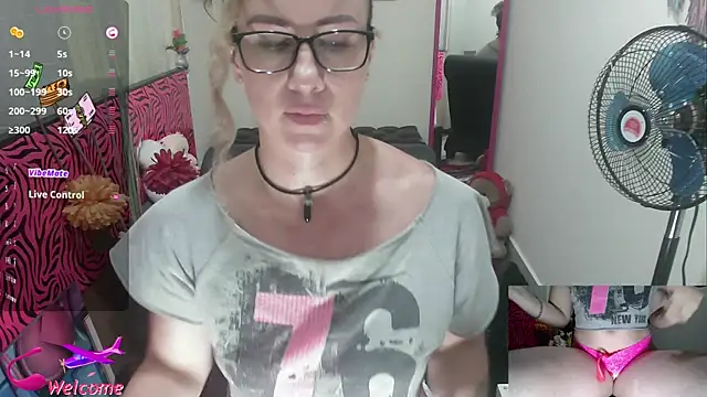 ViickySexy online show from 17, 9, 2025