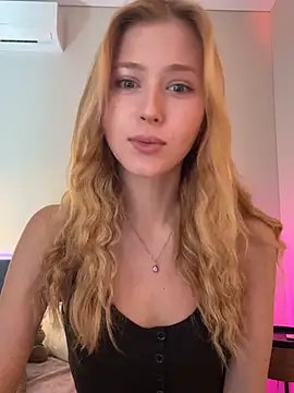 Snapshot of LunaRase chatting on 4, 7, 2026 LunaRase online show from 4, 7, 2026