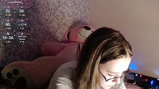 Snapshot of SophieSuvi chatting on 19, 10, 2025 SophieSuvi online show from 19, 10, 2025