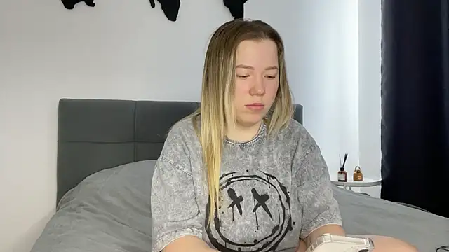 Embersweetbunny online show from 22, 2, 2025