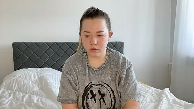 Embersweetbunny online show from 17, 3, 2025