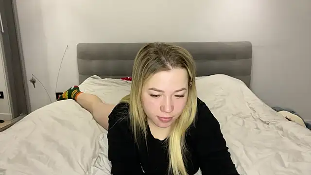 Embersweetbunny online show from 30, 11, 2025