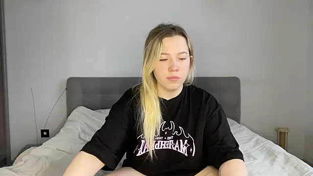 Embersweetbunny online show from 13, 1, 2026