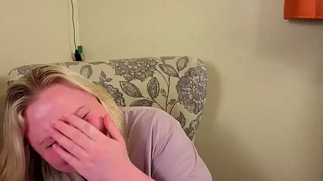Snapshot of PhatAssBlond chatting on 24, 6, 2026 PhatAssBlond online show from 24, 6, 2026
