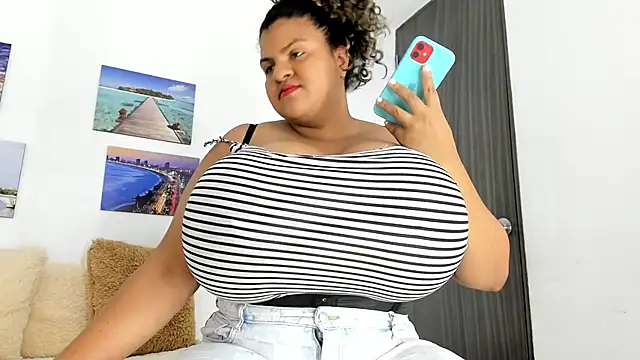 Snapshot of bigmom69_ chatting on 18, 11, 2025 bigmom69 online show from 18, 11, 2025