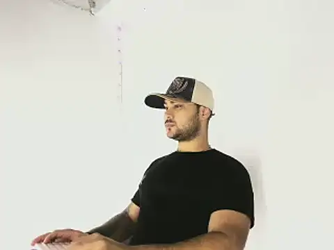 Snapshot of Sebas-hott chatting on 5, 10, 2025 Sebas-hott online show from 5, 10, 2025