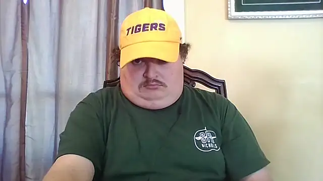 Snapshot of YelpedAverting chatting on 8, 11, 2025 YelpedAverting online show from 8, 11, 2025