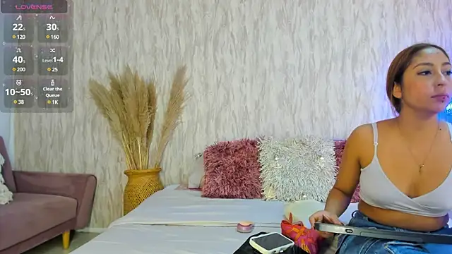 Snapshot of emily_parkerr chatting on 7, 1, 2025 emily parkerr online show from 7, 1, 2025