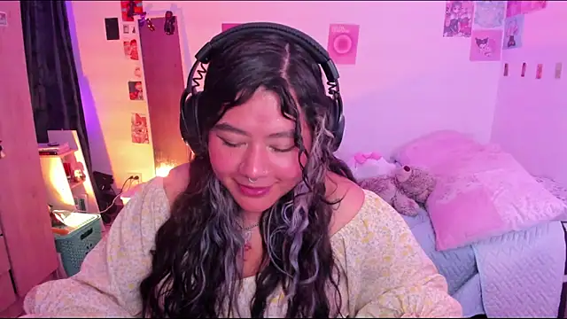 Snapshot of StephaniFox chatting on 5, 2, 2025 StephaniFox online show from 5, 2, 2025