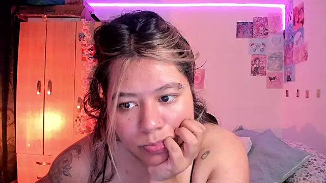 Snapshot of StephaniFox chatting on 8, 3, 2025 StephaniFox online show from 8, 3, 2025