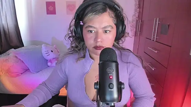 Snapshot of StephaniFox chatting on 8, 9, 2025 StephaniFox online show from 8, 9, 2025