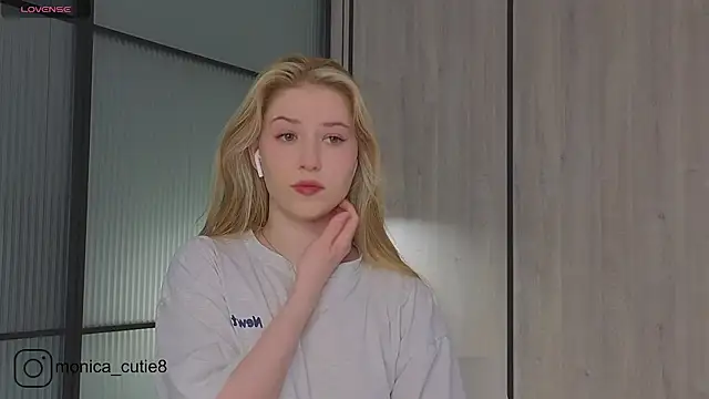 Snapshot of Monikacutie chatting on 9, 3, 2025 Monikacutie online show from 9, 3, 2025