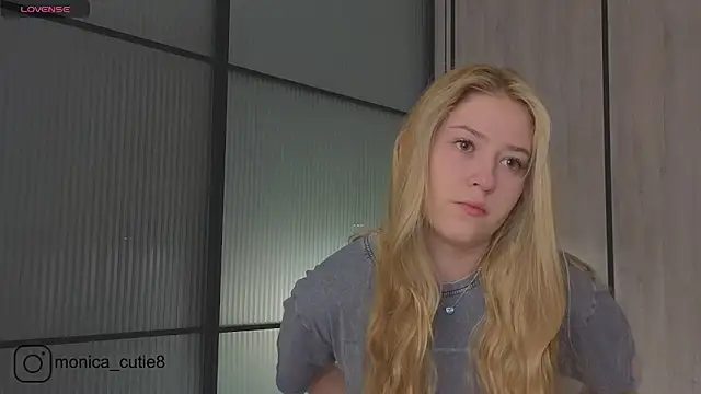 Snapshot of Monikacutie chatting on 12, 3, 2025 Monikacutie online show from 12, 3, 2025