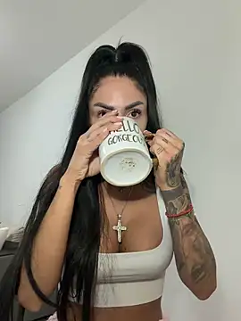 RaquelleVon online show from 6, 4, 2026