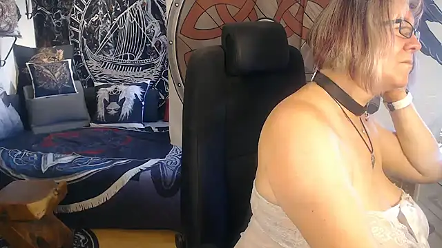 Snapshot of TittenMichelle chatting on 3, 10, 2025 TittenMichelle online show from 3, 10, 2025