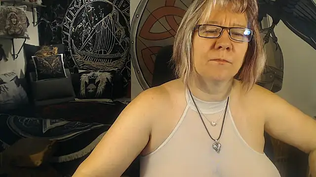 Snapshot of TittenMichelle chatting on 5, 10, 2025 TittenMichelle online show from 5, 10, 2025