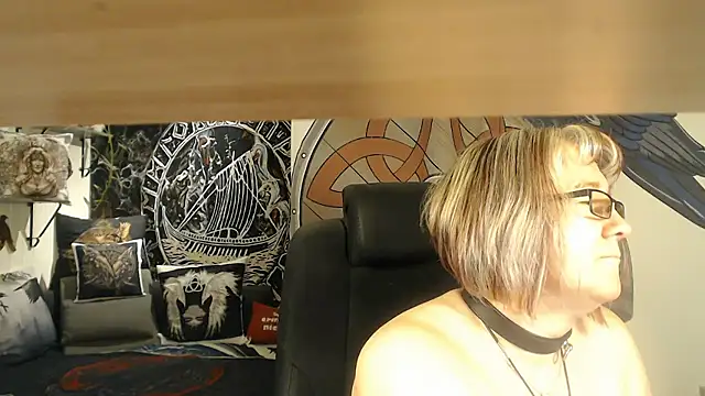 Snapshot of TittenMichelle chatting on 22, 12, 2025 TittenMichelle online show from 22, 12, 2025