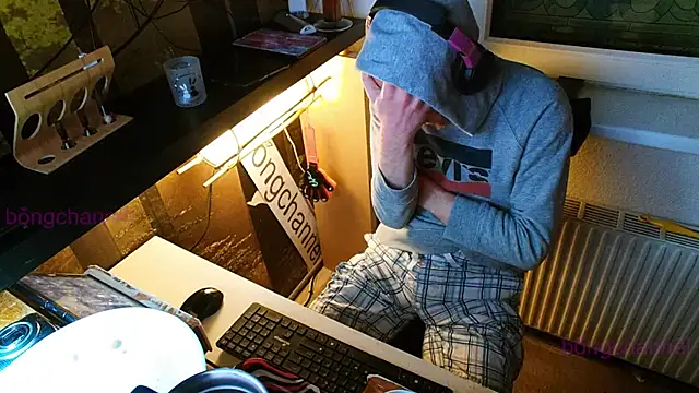 Snapshot of BongChannel chatting on 8, 1, 2025 BongChannel online show from 8, 1, 2025