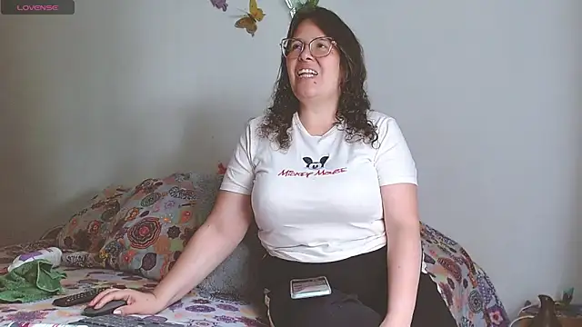 Snapshot of honeyhot_paty chatting on 4, 1, 2025 honeyhot paty online show from 4, 1, 2025