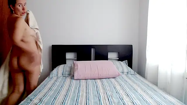 Snapshot of emely_sexx20 chatting on 15, 12, 2025 emely sexx20 online show from 15, 12, 2025