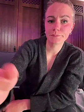 Snapshot of selenaluvv chatting on 4, 4, 2026 selenaluvv online show from 4, 4, 2026