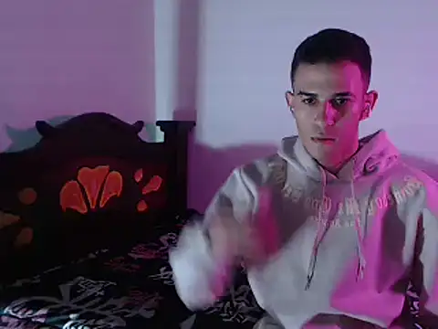 Snapshot of isaaclatino chatting on 13, 12, 2024 isaaclatino online show from 13, 12, 2024