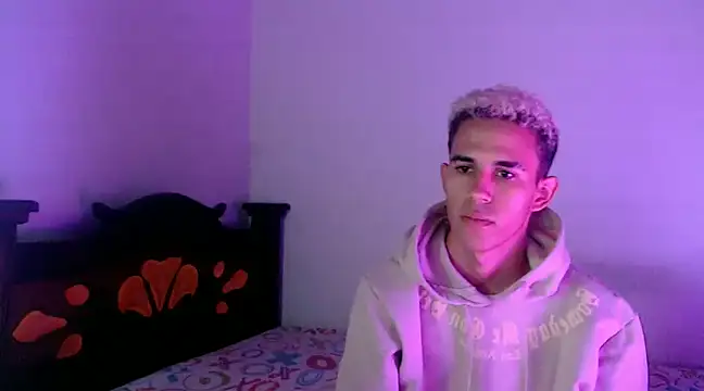 Snapshot of isaaclatino chatting on 3, 3, 2025 isaaclatino online show from 3, 3, 2025