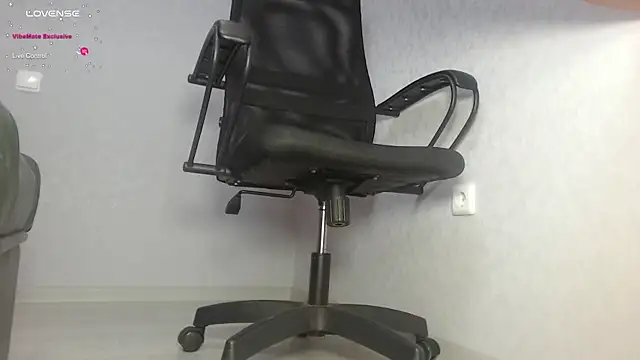 Snapshot of blondiana13 chatting on 4, 3, 2025 blondiana13 online show from 4, 3, 2025