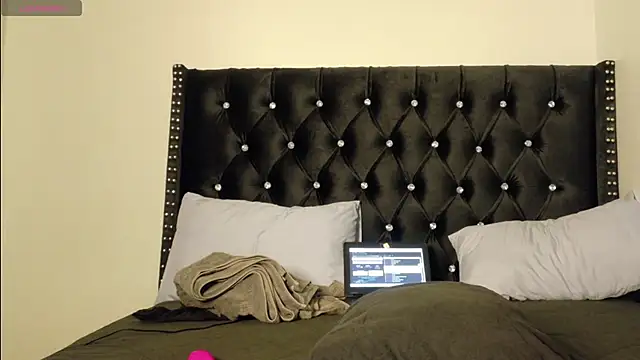 Snapshot of online_bestie chatting on 10, 11, 2025 online bestie online show from 10, 11, 2025