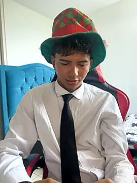 Snapshot of Leonarrrd_01 chatting on 5, 12, 2025 Leonarrrd 01 online show from 5, 12, 2025