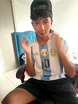 Snapshot of Leonarrrd_01 chatting on 17, 12, 2025 Leonarrrd 01 online show from 17, 12, 2025