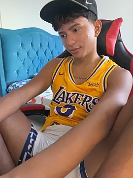 Snapshot of Leonarrrd_01 chatting on 18, 12, 2025 Leonarrrd 01 online show from 18, 12, 2025