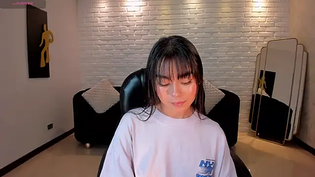 GigiLee  online show from 5, 1, 2025